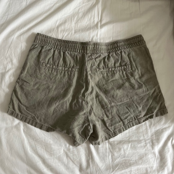 H&M // Cotton Linen Shorts in Light Khaki Green - Picture 4 of 7
